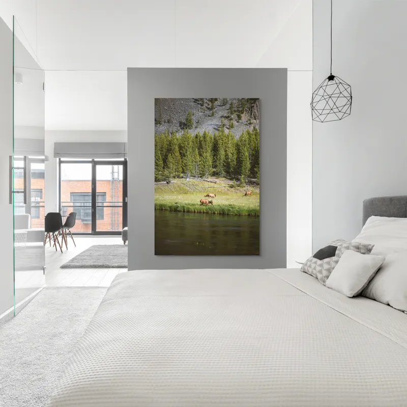 Tablou Canvas, "Cerbi liniștiți lângă râu", Natură, Elk, Pădure, Apă, Iarbă, Munți, Liniște, Verdeață, Frumusețe, Sălbăticie., 100 x 150 cm – poza 5