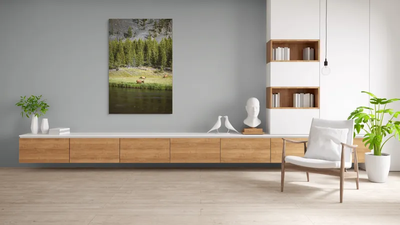 Tablou Canvas, "Cerbi liniștiți lângă râu", Natură, Elk, Pădure, Apă, Iarbă, Munți, Liniște, Verdeață, Frumusețe, Sălbăticie., 100 x 150 cm – poza 8