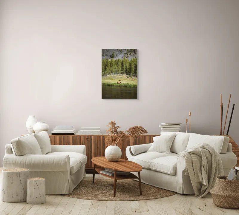 Tablou Canvas, "Cerbi liniștiți lângă râu", Natură, Elk, Pădure, Apă, Iarbă, Munți, Liniște, Verdeață, Frumusețe, Sălbăticie., 50 x 70 cm – poza 4