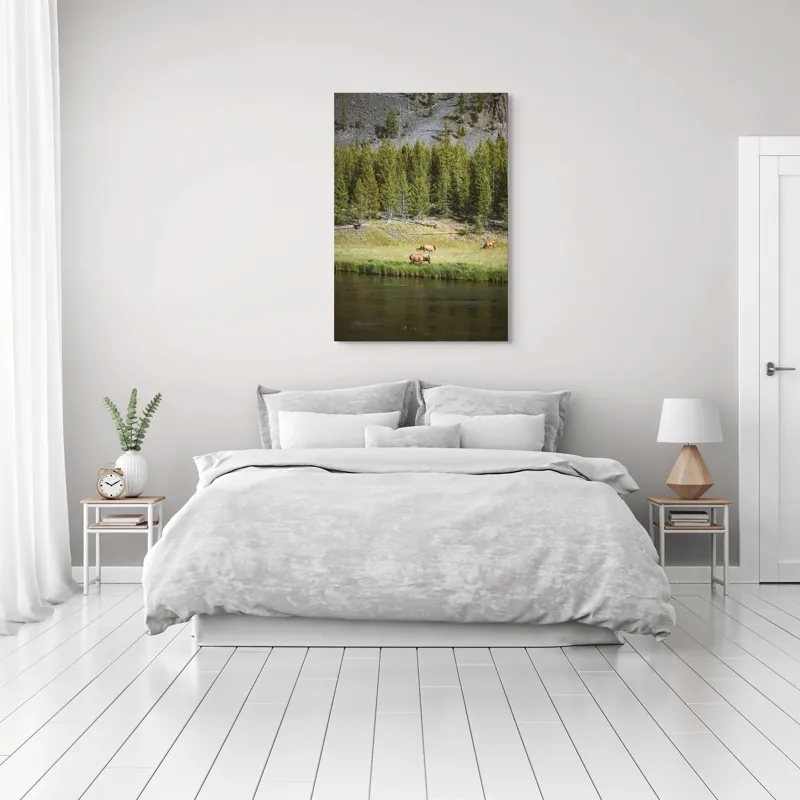 Tablou Canvas, "Cerbi liniștiți lângă râu", Natură, Elk, Pădure, Apă, Iarbă, Munți, Liniște, Verdeață, Frumusețe, Sălbăticie., 70 x 100 cm – poza 3