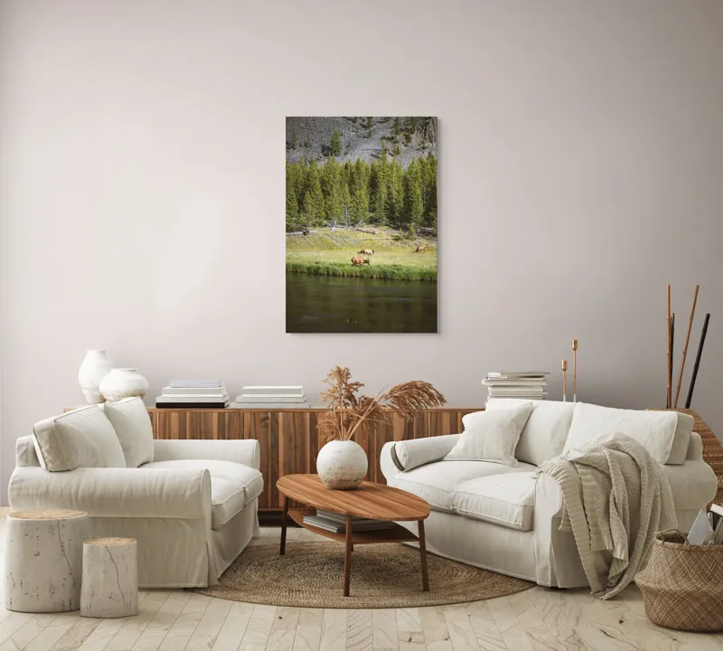 Tablou Canvas, "Cerbi liniștiți lângă râu", Natură, Elk, Pădure, Apă, Iarbă, Munți, Liniște, Verdeață, Frumusețe, Sălbăticie., 70 x 100 cm – poza 4