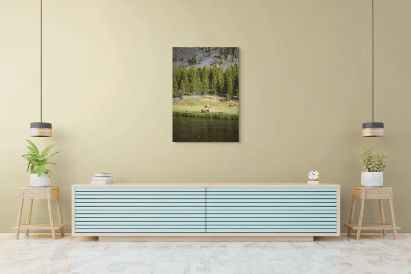 Tablou Canvas, "Cerbi liniștiți lângă râu", Natură, Elk, Pădure, Apă, Iarbă, Munți, Liniște, Verdeață, Frumusețe, Sălbăticie., 70 x 100 cm – poza 5
