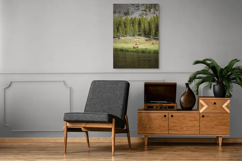 Tablou Canvas, "Cerbi liniștiți lângă râu", Natură, Elk, Pădure, Apă, Iarbă, Munți, Liniște, Verdeață, Frumusețe, Sălbăticie., 70 x 100 cm – poza 6