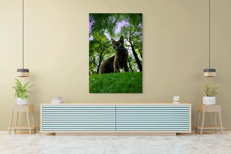 Tablou Canvas, "Pisica în adâncul pădurii verzi", Pisică, Pădure, Verdetă, Privire, Dramatic, Natură, Copaci, Cer, Umbre, Culoare., 100 x 150 cm – poza 4