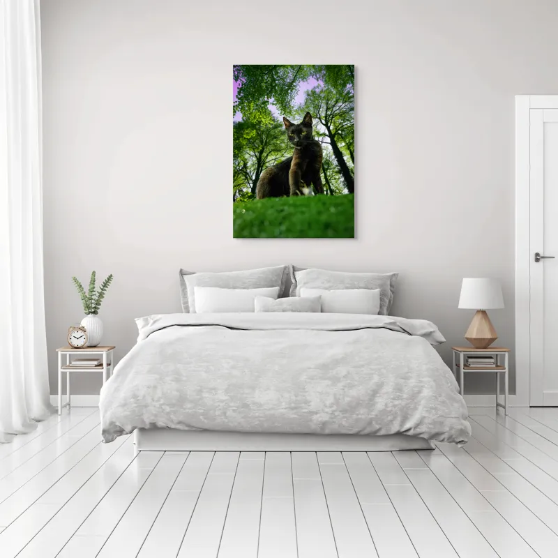 Tablou Canvas, "Pisica în adâncul pădurii verzi", Pisică, Pădure, Verdetă, Privire, Dramatic, Natură, Copaci, Cer, Umbre, Culoare., 70 x 100 cm – poza 3