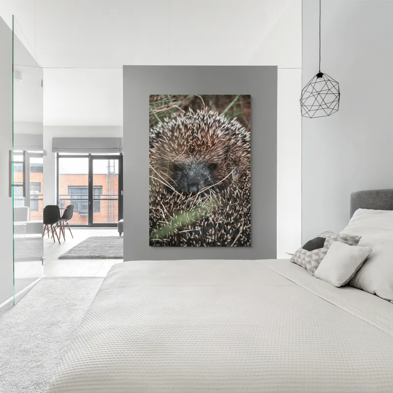 Tablou Canvas, "Ariciul ascuns printre fire de iarbă", Nu pot să spun sigur ce este în imagine, dar pare a fi un animal cu blană aspră., 100 x 150 cm – poza 5