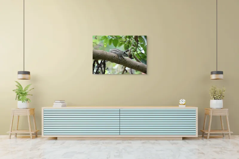 Tablou Canvas, "Veveriță odihnindu-se pe creangă verde", Veveriță, Crenguță, Frunze, Muguri, Natură, Copac, Relaxare, Verde, Linie, Viață, 100 x 70 cm – poza 4