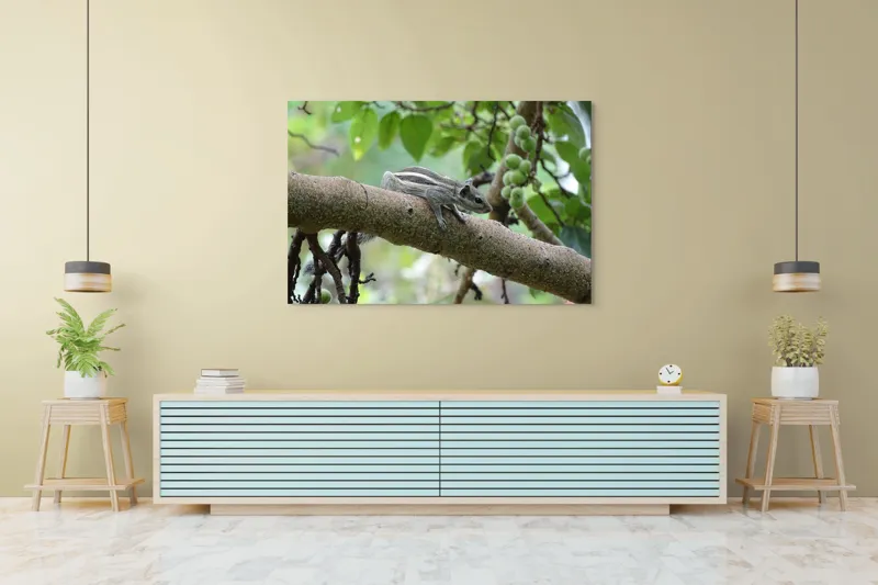 Tablou Canvas, "Veveriță odihnindu-se pe creangă verde", Veveriță, Crenguță, Frunze, Muguri, Natură, Copac, Relaxare, Verde, Linie, Viață, 150 x 100 cm – poza 6
