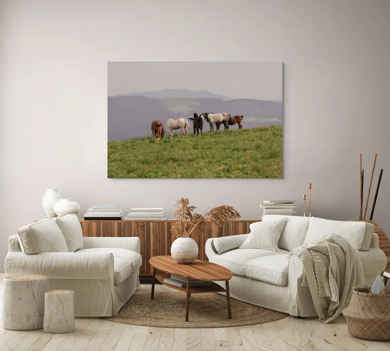 Tablou Canvas, "Cai păscând pe dealuri verzi", Munți, Cai, Pajiște, Cer, Verdeață, Natură, Libertate, Liniște, 150 x 100 cm – poza 3