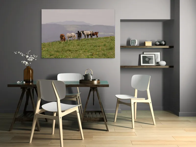 Tablou Canvas, "Cai păscând pe dealuri verzi", Munți, Cai, Pajiște, Cer, Verdeață, Natură, Libertate, Liniște, 150 x 100 cm – poza 5