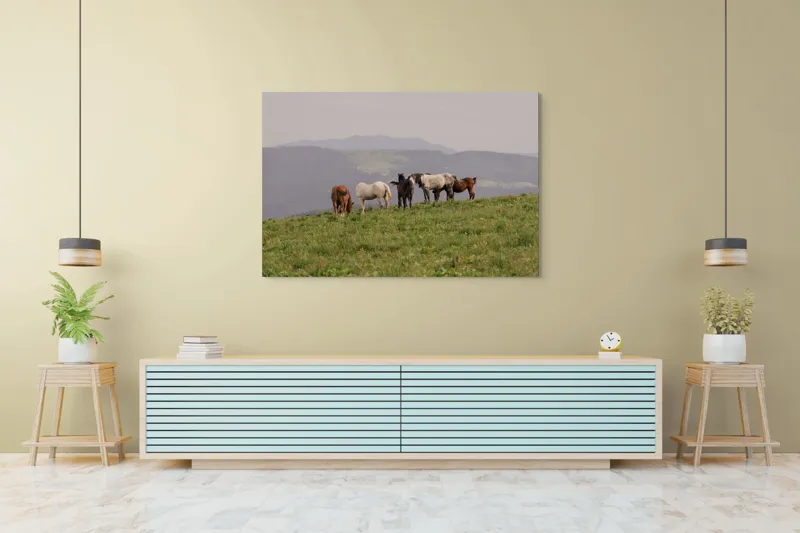 Tablou Canvas, "Cai păscând pe dealuri verzi", Munți, Cai, Pajiște, Cer, Verdeață, Natură, Libertate, Liniște, 150 x 100 cm – poza 6