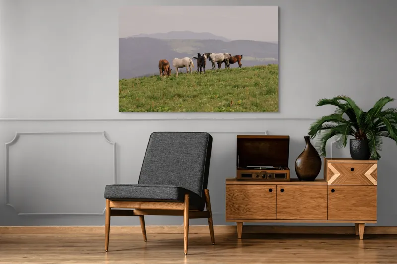 Tablou Canvas, "Cai păscând pe dealuri verzi", Munți, Cai, Pajiște, Cer, Verdeață, Natură, Libertate, Liniște, 150 x 100 cm – poza 8