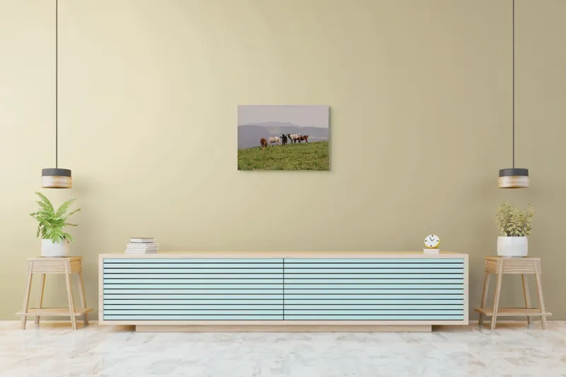Tablou Canvas, "Cai păscând pe dealuri verzi", Munți, Cai, Pajiște, Cer, Verdeață, Natură, Libertate, Liniște, 70 x 50 cm – poza 7