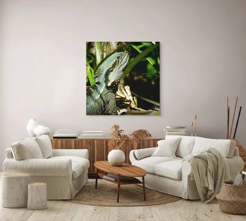 Tablou Canvas, "Dragonul pădurilor tropicale veghează atent", Șopârlă, Vegetație, Lumină, Solzi, Natură, 100 x 100 cm – poza 3