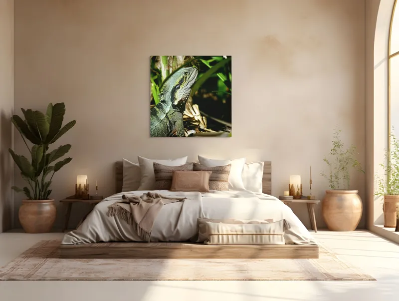 Tablou Canvas, "Dragonul pădurilor tropicale veghează atent", Șopârlă, Vegetație, Lumină, Solzi, Natură, 100 x 100 cm – poza 4