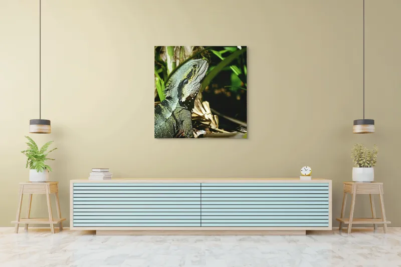 Tablou Canvas, "Dragonul pădurilor tropicale veghează atent", Șopârlă, Vegetație, Lumină, Solzi, Natură, 100 x 100 cm – poza 5