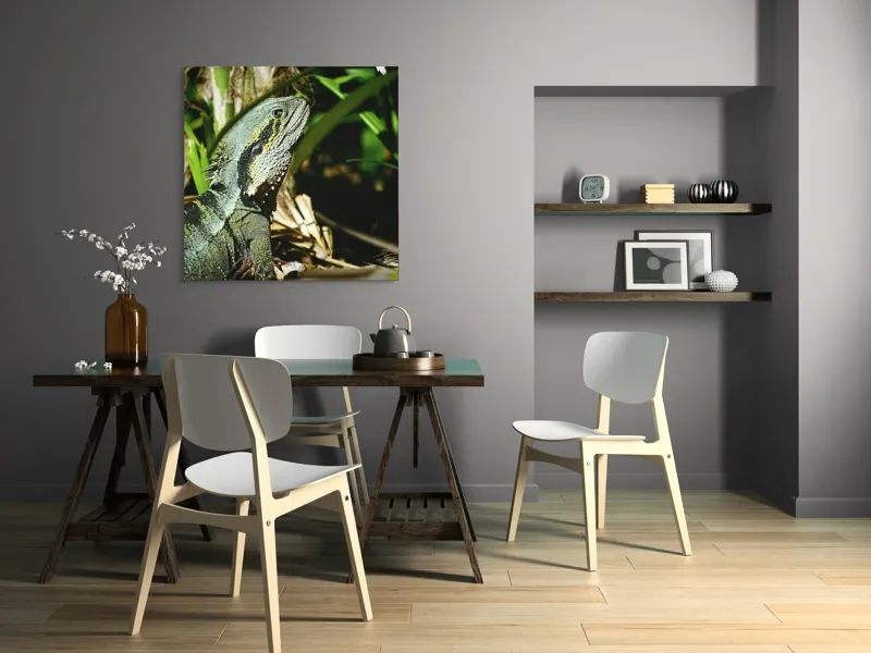 Tablou Canvas, "Dragonul pădurilor tropicale veghează atent", Șopârlă, Vegetație, Lumină, Solzi, Natură, 100 x 100 cm – poza 6