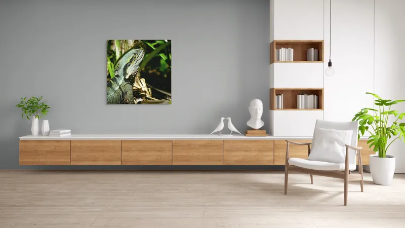 Tablou Canvas, "Dragonul pădurilor tropicale veghează atent", Șopârlă, Vegetație, Lumină, Solzi, Natură, 100 x 100 cm – poza 8