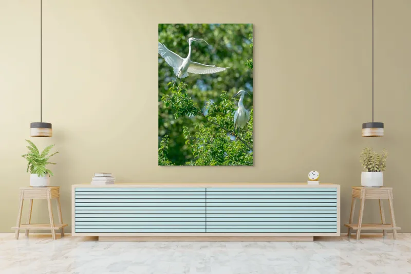 Tablou Canvas, "Grațioasele egrete printre frunze verzi", Aripi, Grație, Verdeață, Rămurici, Luminozitate, Natură, Eleganță, Conexiune, 100 x 150 cm – poza 4