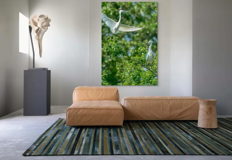 Tablou Canvas, "Grațioasele egrete printre frunze verzi", Aripi, Grație, Verdeață, Rămurici, Luminozitate, Natură, Eleganță, Conexiune, 100 x 150 cm – poza 7