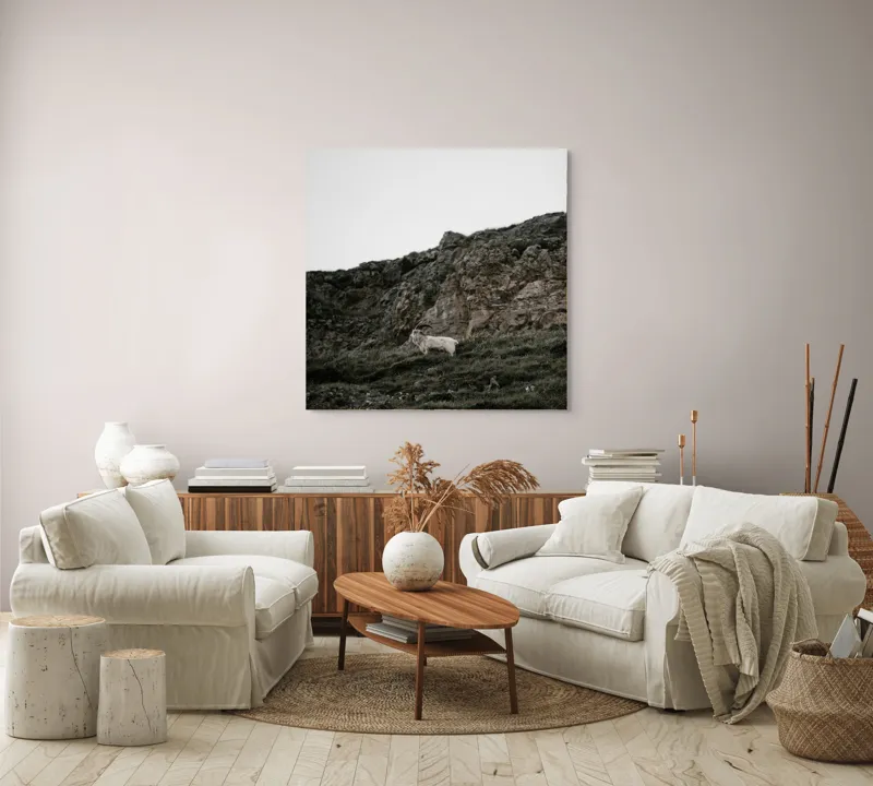Tablou Canvas, "Capra singuratică pe stâncile abrupte", Piatra, Capră, Stâncă, Iarbă, Cer, Natură, Singurătate, Sălbăticie, 100 x 100 cm – poza 3