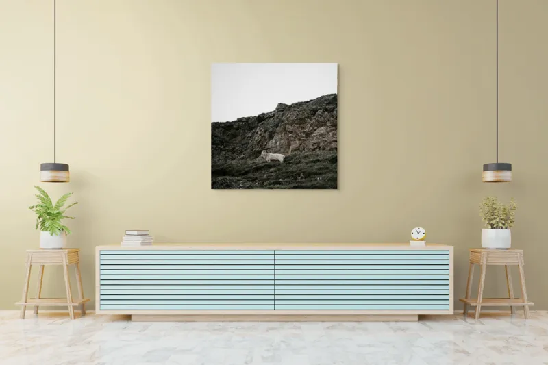 Tablou Canvas, "Capra singuratică pe stâncile abrupte", Piatra, Capră, Stâncă, Iarbă, Cer, Natură, Singurătate, Sălbăticie, 100 x 100 cm – poza 5