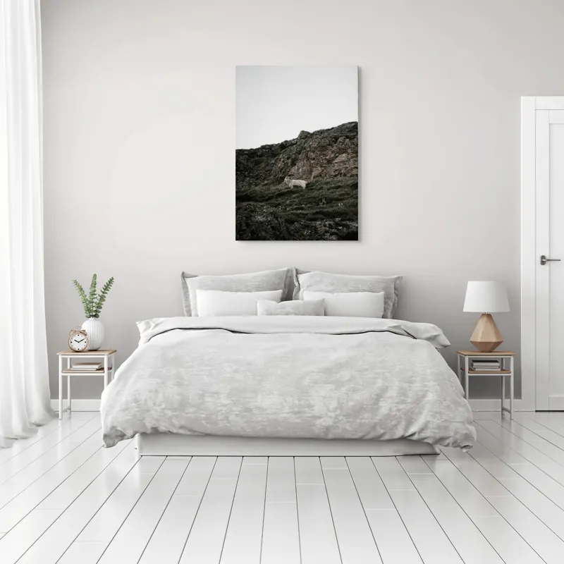 Tablou Canvas, "Capra singuratică pe stâncile abrupte", Piatra, Capră, Stâncă, Iarbă, Cer, Natură, Singurătate, Sălbăticie, 70 x 100 cm – poza 3