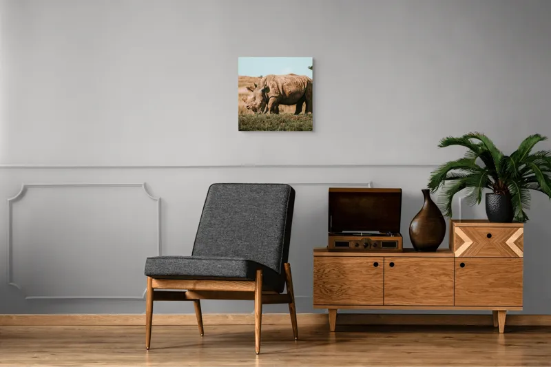 Tablou Canvas, "Uriasi liniștiți pe câmp deschis", Rinocer, Savana, Iarbă, Peisaj, Cer, Natură, Animale, Sălbăticie, Pământ, Copac, 50 x 50 cm – poza 6