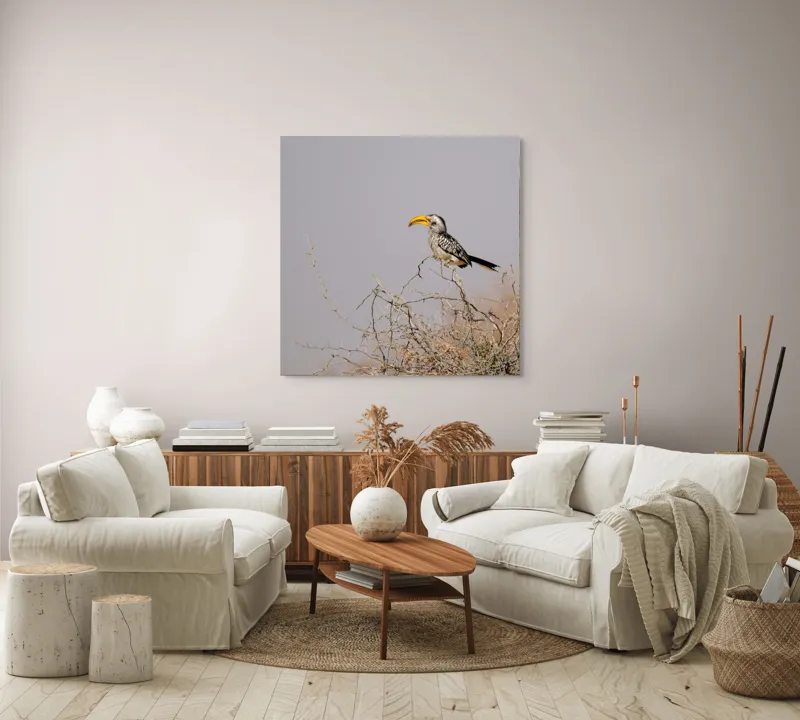Tablou Canvas, "Pasărea în armonia savanei africane", Pasăre, Crenguță, Cioc, Galben, Cer, Gri, Natură, Singurătate, Observare, Serenitate, 100 x 100 cm – poza 3