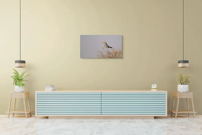 Tablou Canvas, "Pasărea în armonia savanei africane", Pasăre, Crenguță, Cioc, Galben, Cer, Gri, Natură, Singurătate, Observare, Serenitate, 90 x 50 cm – poza 5