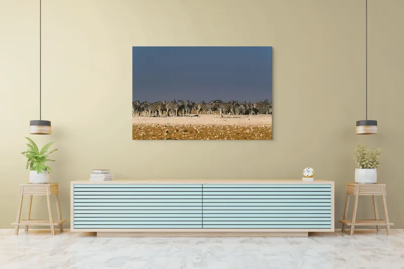 Tablou Canvas, "Zebre la adăpare în savană", Zebre, Savana, Linie, Coloană, Apus, Serenitate, Dungate, Multitudine, 150 x 100 cm – poza 6