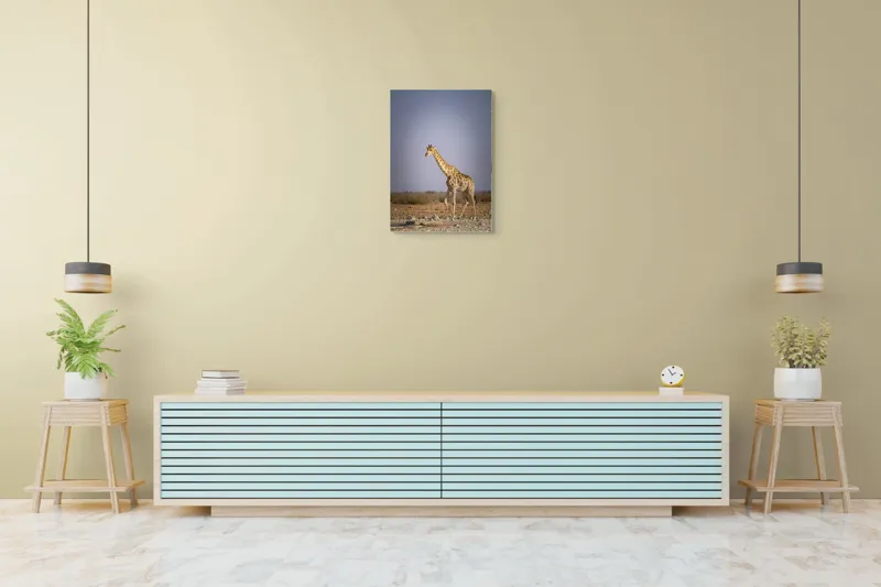 Tablou Canvas, "Giraful plimbându-se prin savană africană", Girafă, Savana, Arid, Cer, Linie, Elegantă, Liniște, Natură, Peisaj., 50 x 70 cm – poza 6