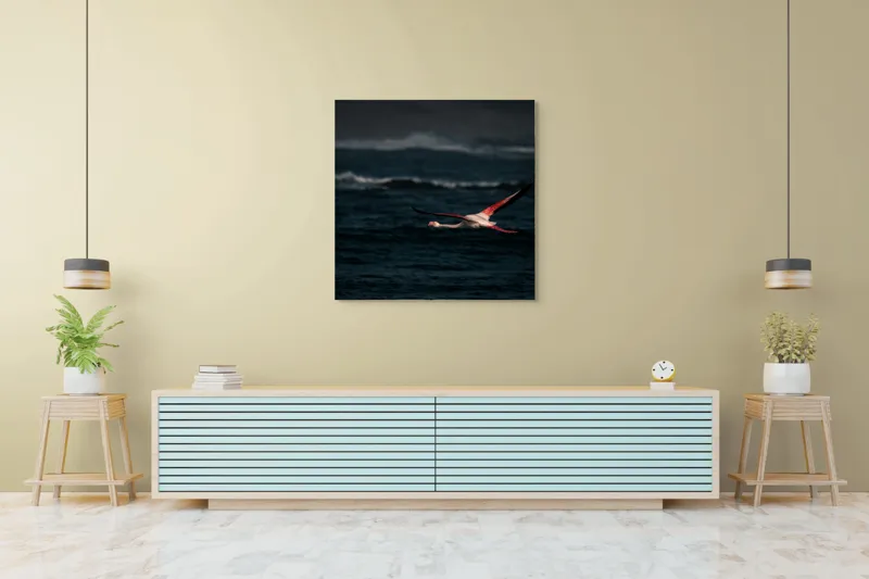 Tablou Canvas, "Flamingo zburând deasupra oceanului întunecat", Flamingo, Zbor, Ocean, Valuri, Liniște, Natură, Aripi, Apus, 100 x 100 cm – poza 5