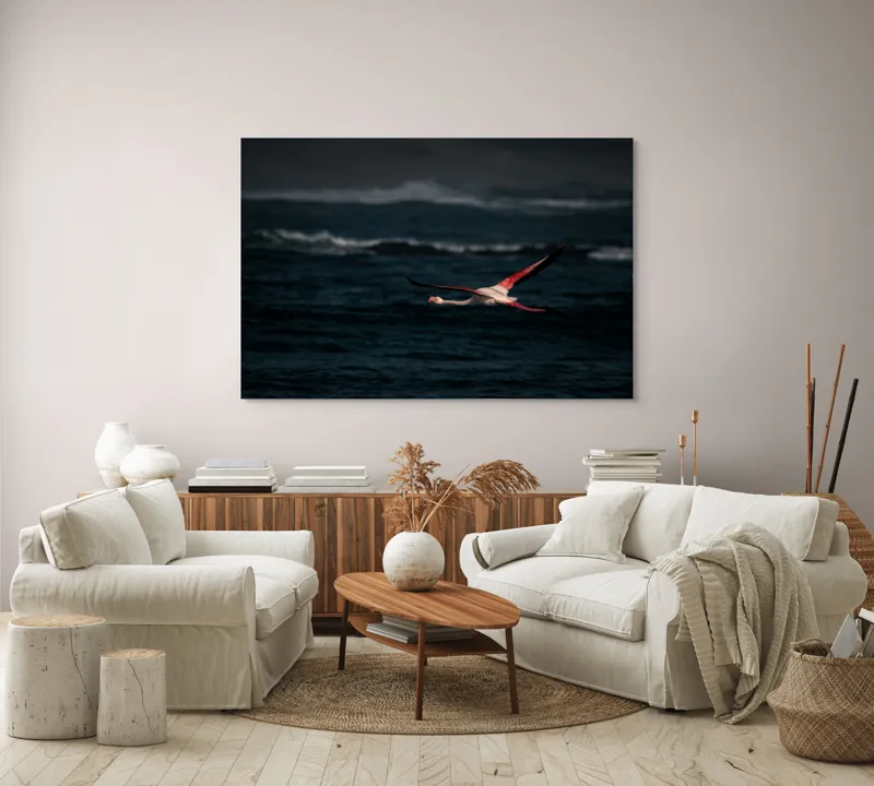 Tablou Canvas, "Flamingo zburând deasupra oceanului întunecat", Flamingo, Zbor, Ocean, Valuri, Liniște, Natură, Aripi, Apus, 150 x 100 cm – poza 3