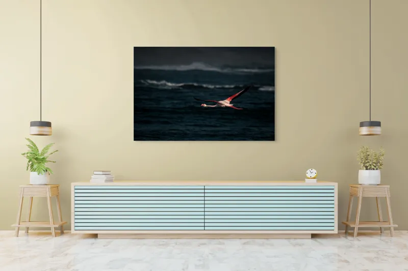 Tablou Canvas, "Flamingo zburând deasupra oceanului întunecat", Flamingo, Zbor, Ocean, Valuri, Liniște, Natură, Aripi, Apus, 150 x 100 cm – poza 6