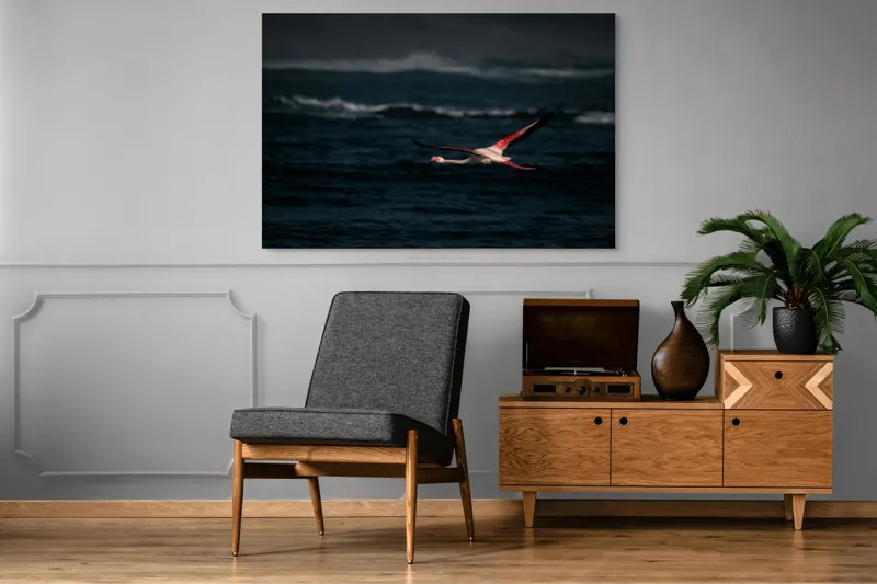 Tablou Canvas, "Flamingo zburând deasupra oceanului întunecat", Flamingo, Zbor, Ocean, Valuri, Liniște, Natură, Aripi, Apus, 150 x 100 cm – poza 8