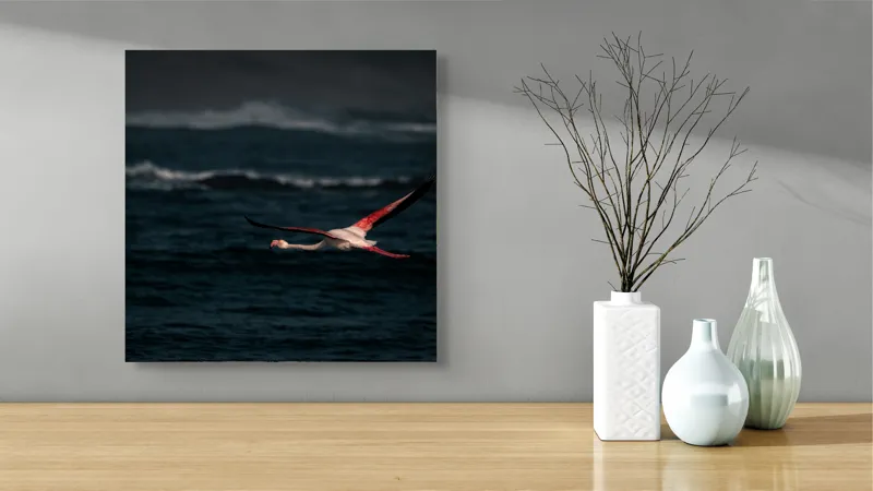 Tablou Canvas, "Flamingo zburând deasupra oceanului întunecat", Flamingo, Zbor, Ocean, Valuri, Liniște, Natură, Aripi, Apus, 50 x 50 cm – poza 3