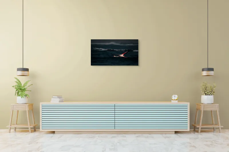 Tablou Canvas, "Flamingo zburând deasupra oceanului întunecat", Flamingo, Zbor, Ocean, Valuri, Liniște, Natură, Aripi, Apus, 90 x 50 cm – poza 5