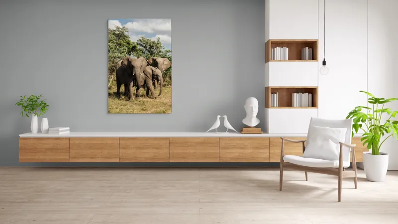 Tablou Canvas, "Familie de elefanți în savană africană", Elefanți, Arbori, Savana, Cer, Nori, Trei, Familie, Natură, Urechi, Colți, 100 x 150 cm – poza 8