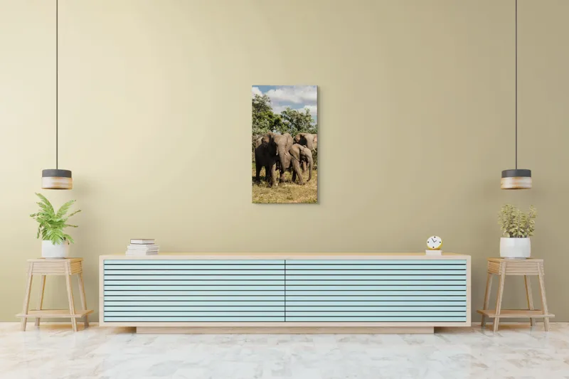 Tablou Canvas, "Familie de elefanți în savană africană", Elefanți, Arbori, Savana, Cer, Nori, Trei, Familie, Natură, Urechi, Colți, 50 x 90 cm – poza 6