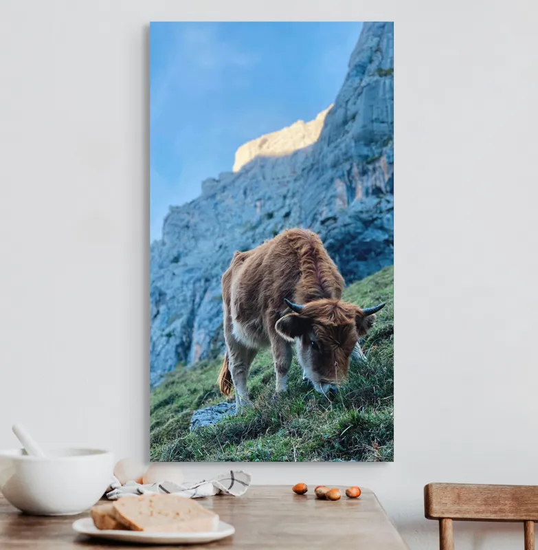 Tablou Canvas, "Vaca pășunând la poalele muntelui", Montană, Vacă, Pajiște, Stânci, Cer, Natură, Verdeață, Peisaj, 50 x 90 cm – poza 3