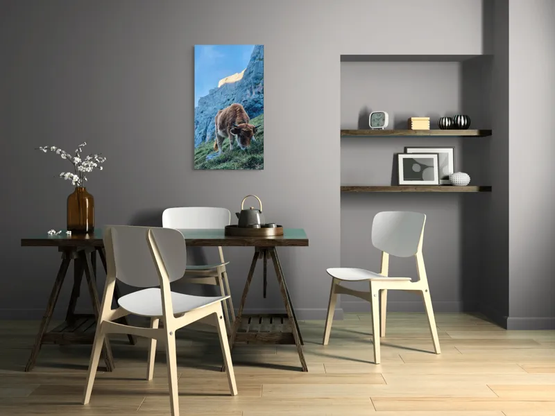 Tablou Canvas, "Vaca pășunând la poalele muntelui", Montană, Vacă, Pajiște, Stânci, Cer, Natură, Verdeață, Peisaj, 50 x 90 cm – poza 4
