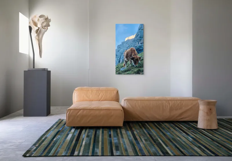 Tablou Canvas, "Vaca pășunând la poalele muntelui", Montană, Vacă, Pajiște, Stânci, Cer, Natură, Verdeață, Peisaj, 50 x 90 cm – poza 5