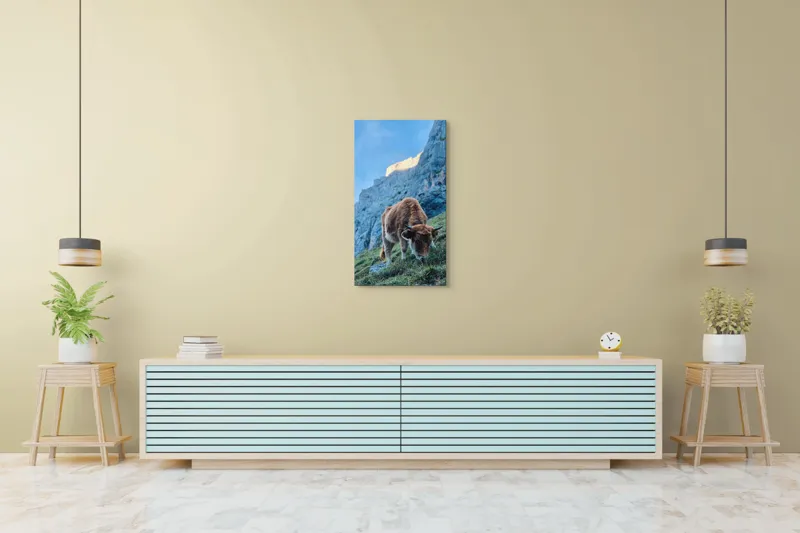 Tablou Canvas, "Vaca pășunând la poalele muntelui", Montană, Vacă, Pajiște, Stânci, Cer, Natură, Verdeață, Peisaj, 50 x 90 cm – poza 6