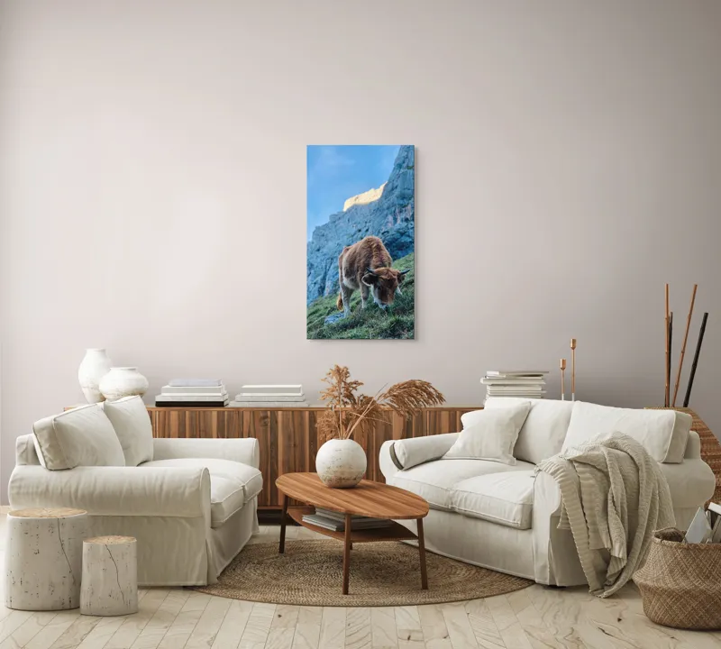 Tablou Canvas, "Vaca pășunând la poalele muntelui", Montană, Vacă, Pajiște, Stânci, Cer, Natură, Verdeață, Peisaj, 50 x 90 cm – poza 7