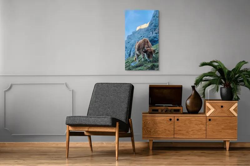 Tablou Canvas, "Vaca pășunând la poalele muntelui", Montană, Vacă, Pajiște, Stânci, Cer, Natură, Verdeață, Peisaj, 50 x 90 cm – poza 8