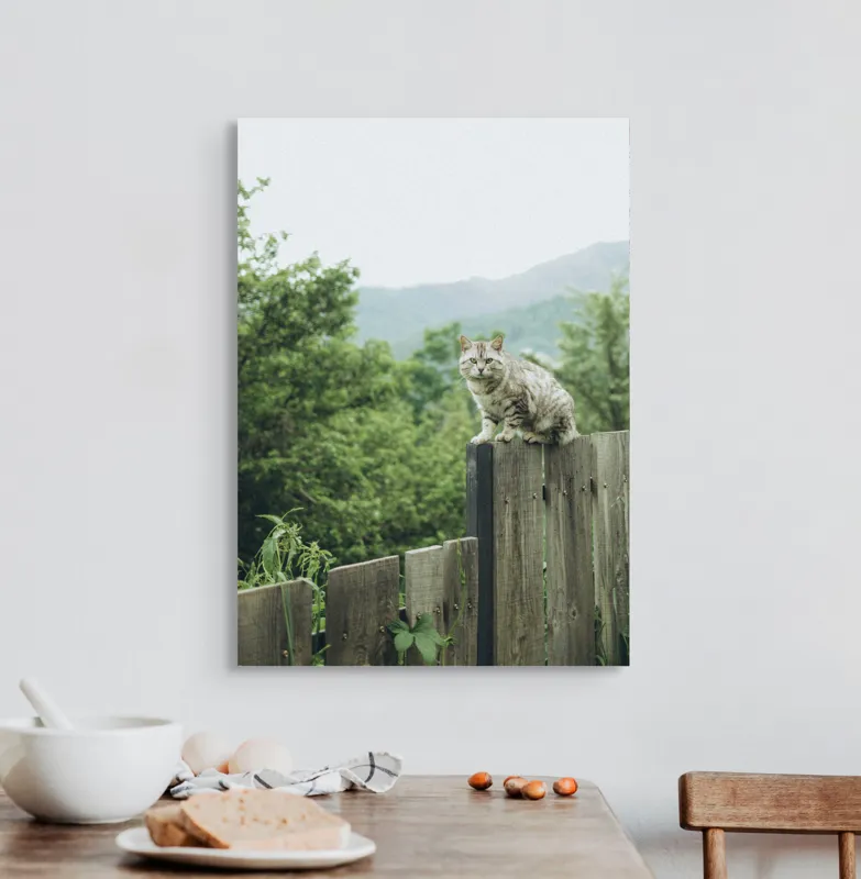 Tablou Canvas, "Pisica veghează natura din înălțime", Pisică, Gard, Verdeață, Munți, Cer, Natură, Lemn, Relaxare, Priveliște, Aventură, 50 x 70 cm – poza 3