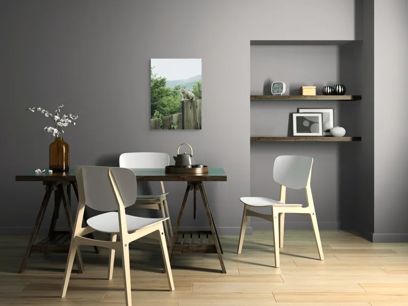 Tablou Canvas, "Pisica veghează natura din înălțime", Pisică, Gard, Verdeață, Munți, Cer, Natură, Lemn, Relaxare, Priveliște, Aventură, 50 x 70 cm – poza 5