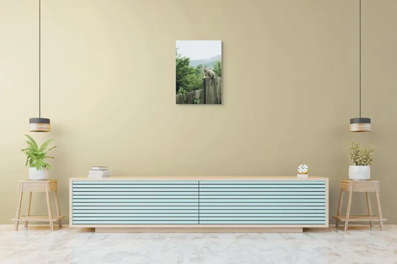 Tablou Canvas, "Pisica veghează natura din înălțime", Pisică, Gard, Verdeață, Munți, Cer, Natură, Lemn, Relaxare, Priveliște, Aventură, 50 x 70 cm – poza 6