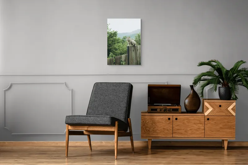 Tablou Canvas, "Pisica veghează natura din înălțime", Pisică, Gard, Verdeață, Munți, Cer, Natură, Lemn, Relaxare, Priveliște, Aventură, 50 x 70 cm – poza 8